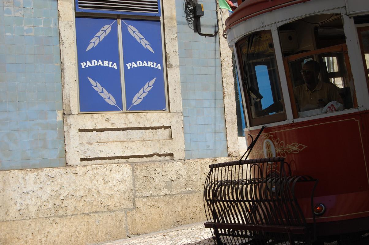 Tram ancien dans vieux quartier.