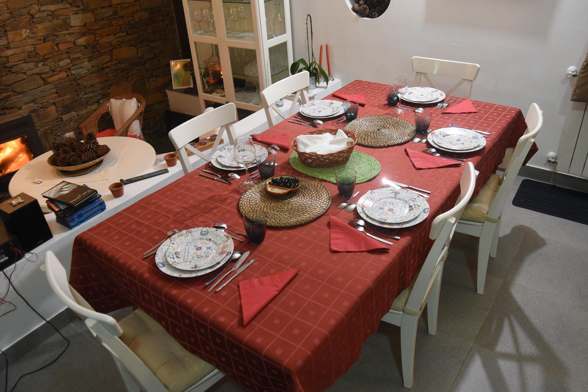 le dîner est servi dans la salle commune