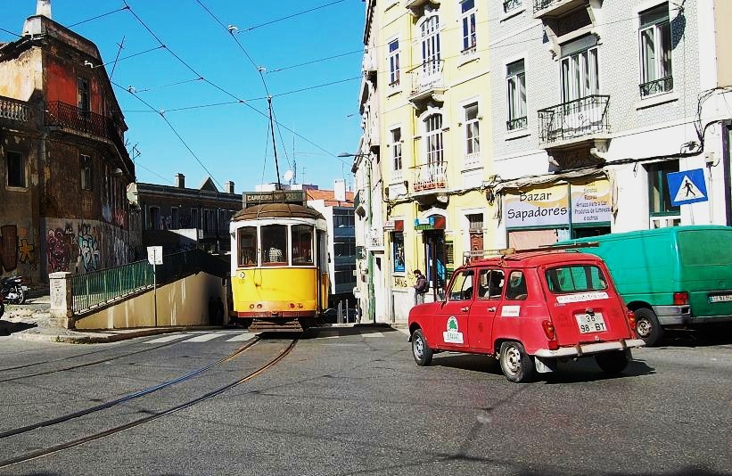 le tram 28 passe à Sapadores