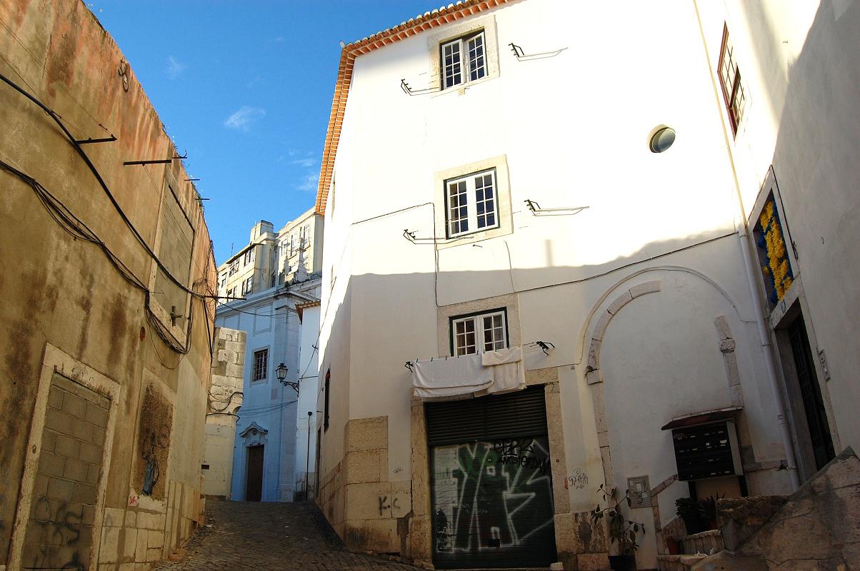 jeux d'ombre et lumière dans Alfama où court des vestiges de l'ancienne muraille Maure.