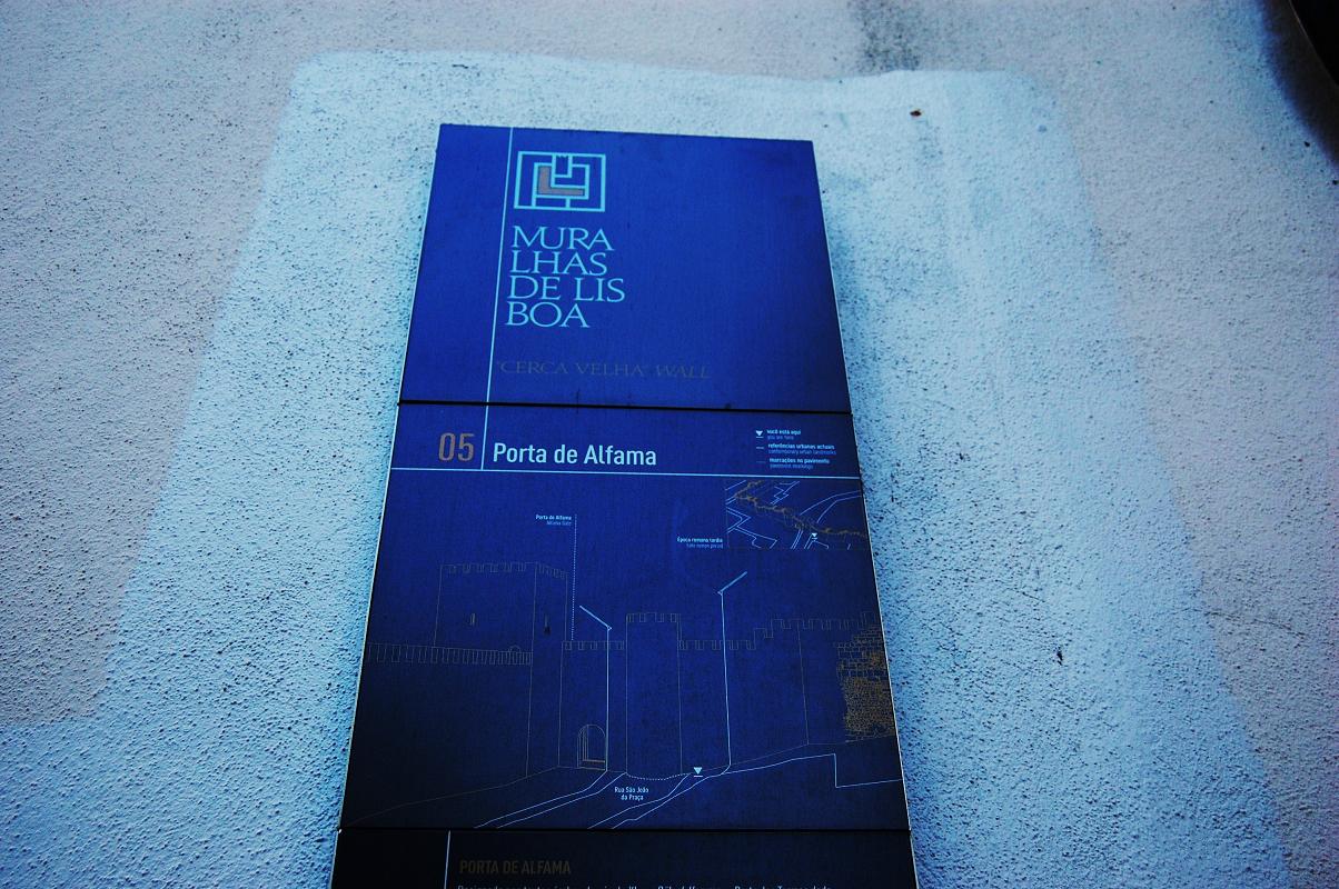 les totems fournissent les explications pour décovrir la vieille muraille