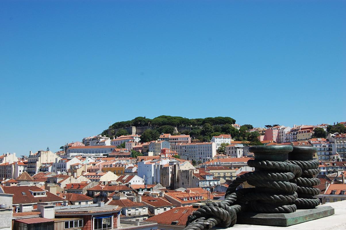 depuis l'Arc Augusta, la colline du château são jorge