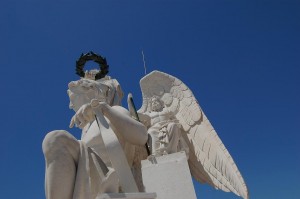 Çe génie et le talent couronné. Arc rua Augusta