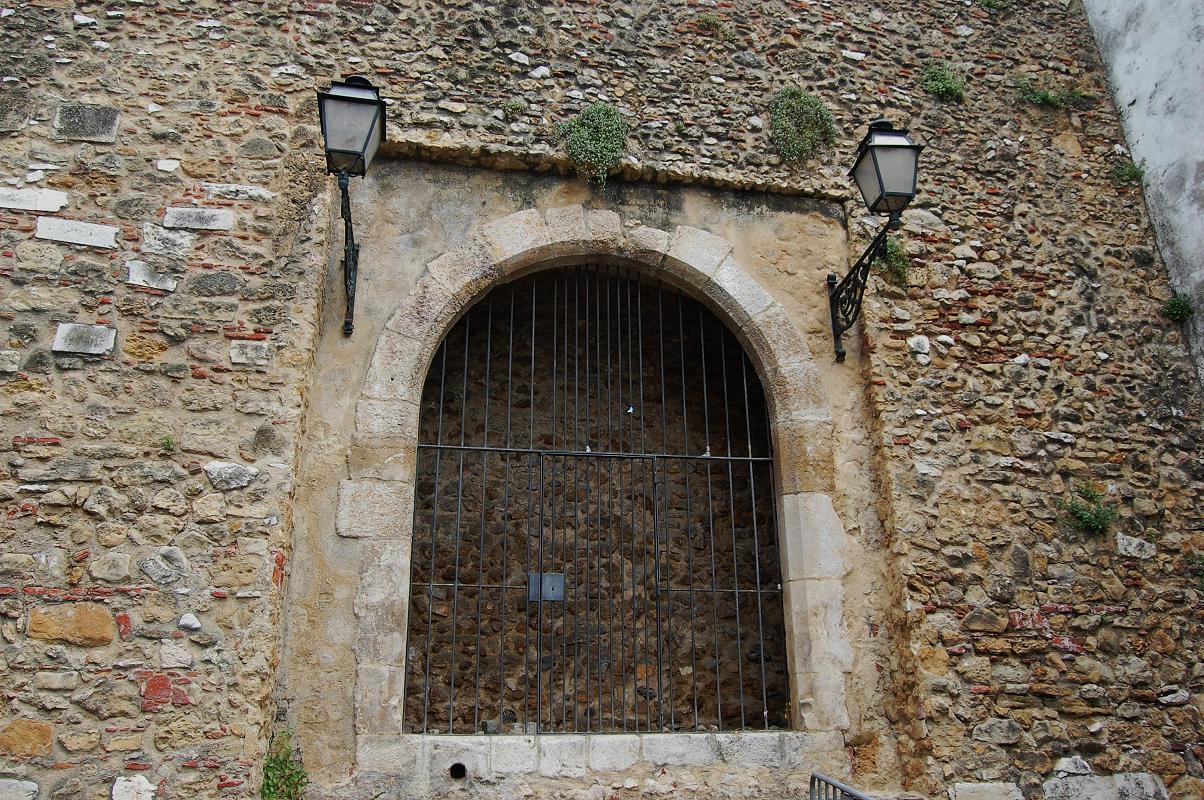 une ancienne porte du château São Jorge