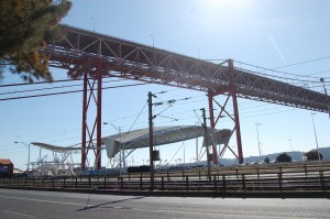 acés au pont 25 avril á Lisbonne