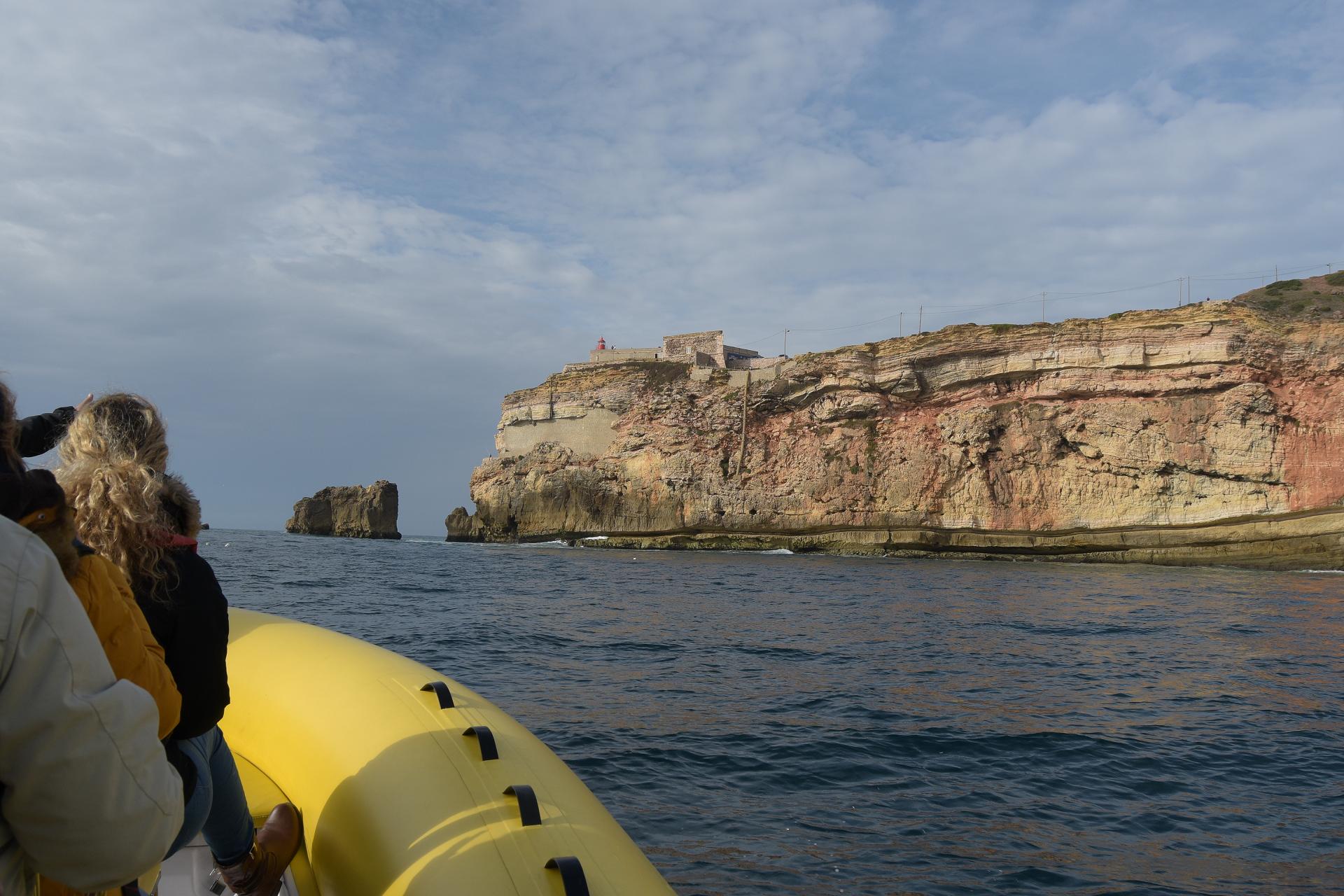 le fort de nazaré pour admirer les surfeurs