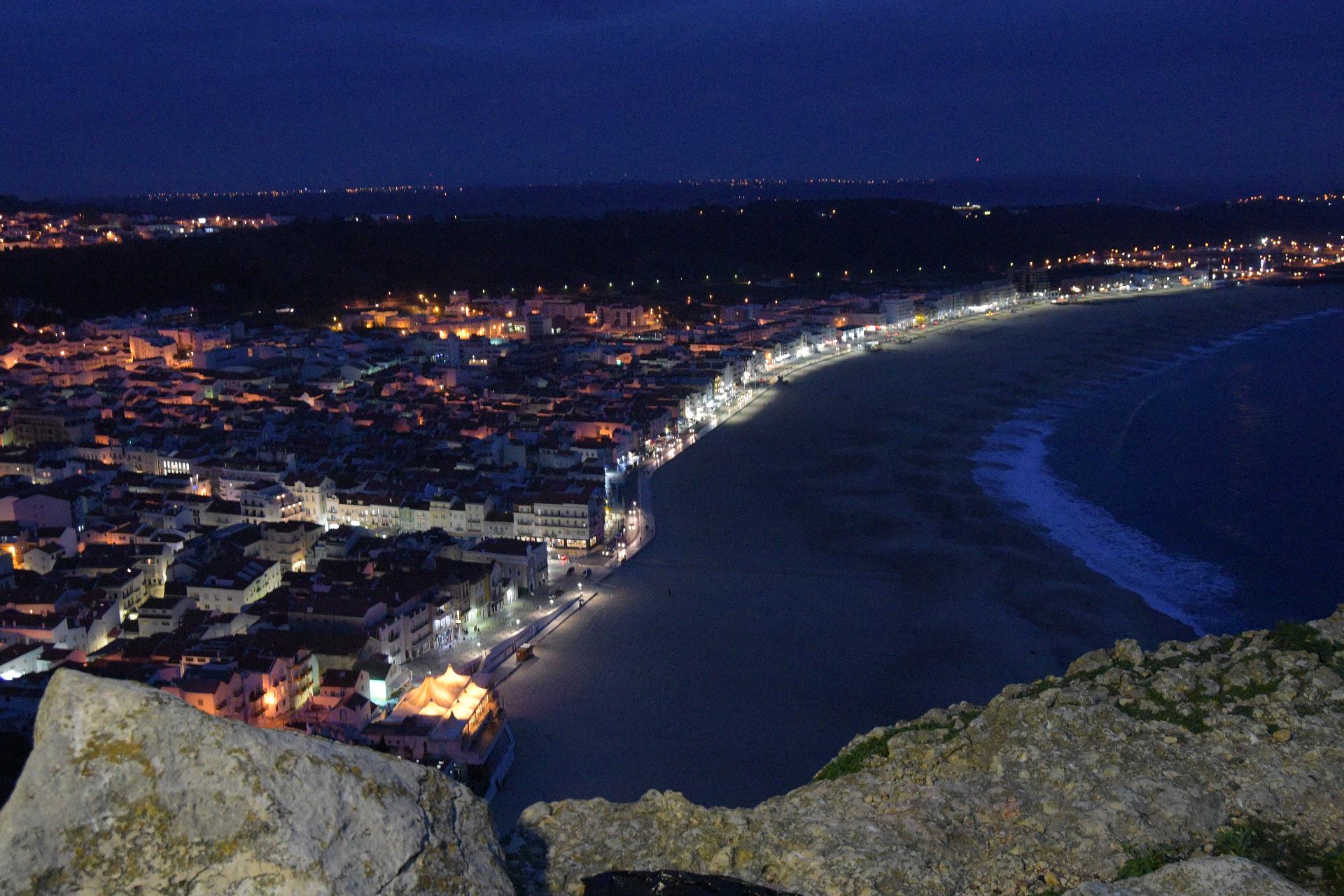 jolie ville de Nazaré la nuit