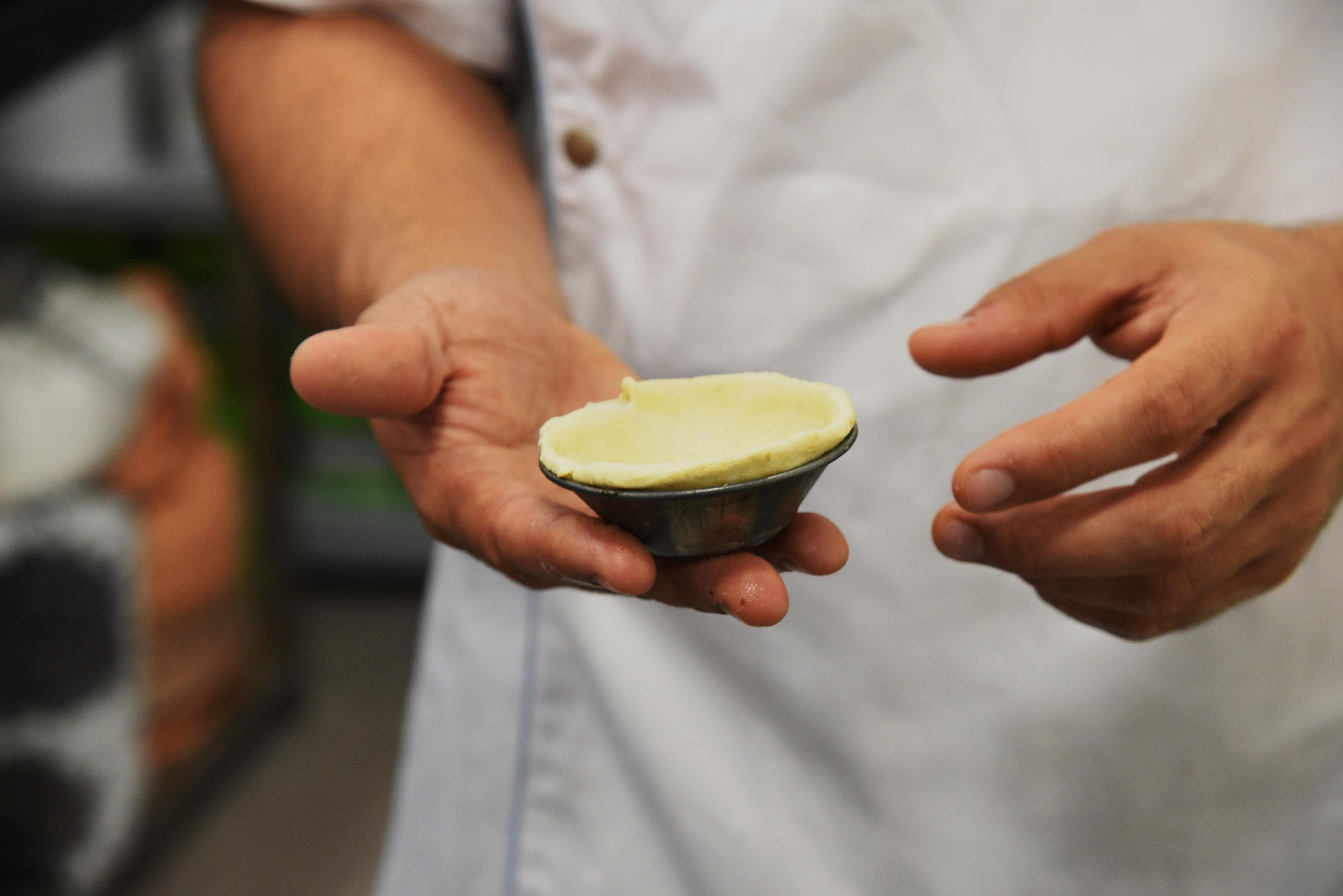 confection d'un pastel de nata