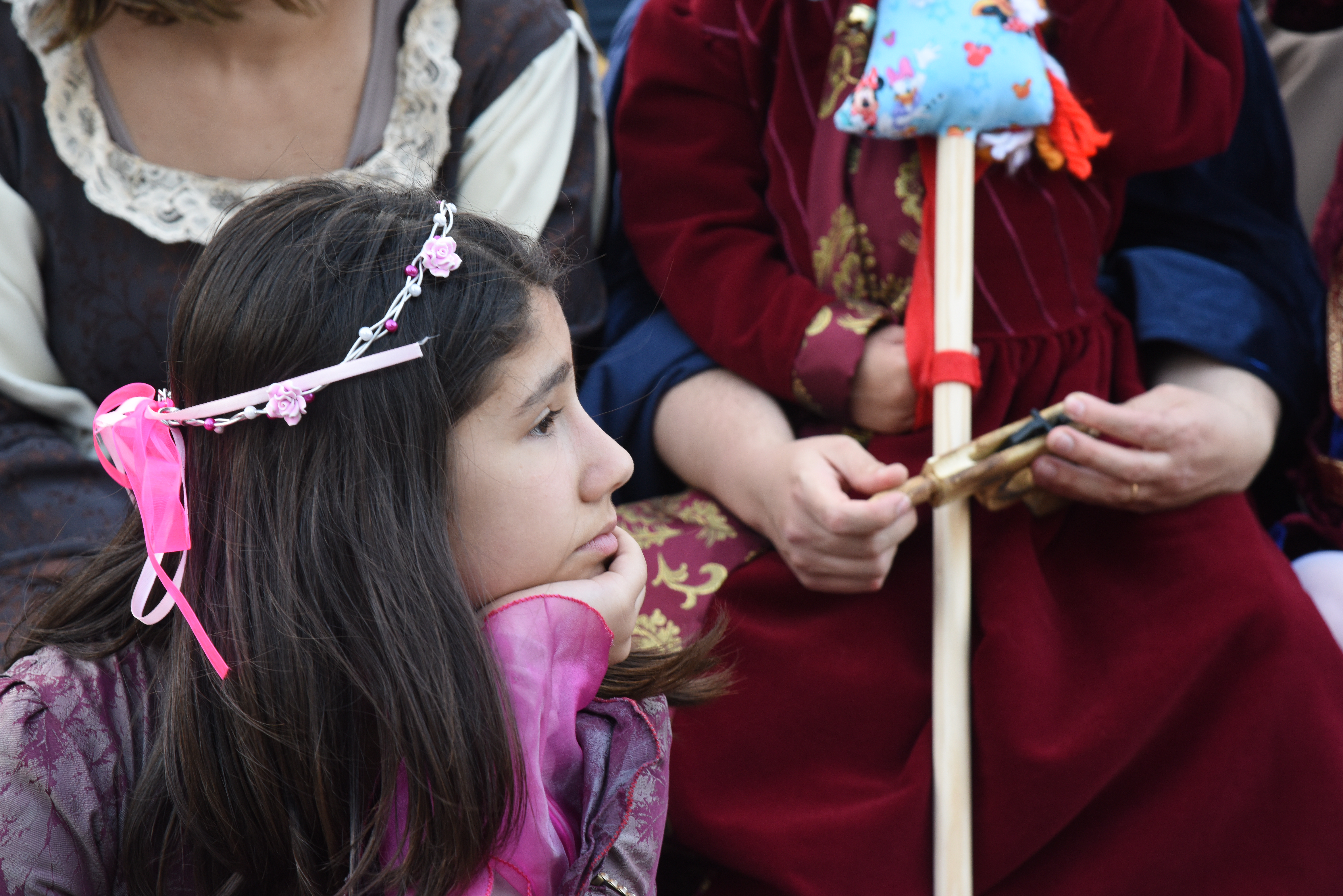 l sjeunes filles jouent les princesses à Pinhel