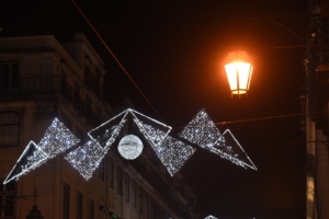 Rue illuminée dans le centre de Lisbonne pour Noel