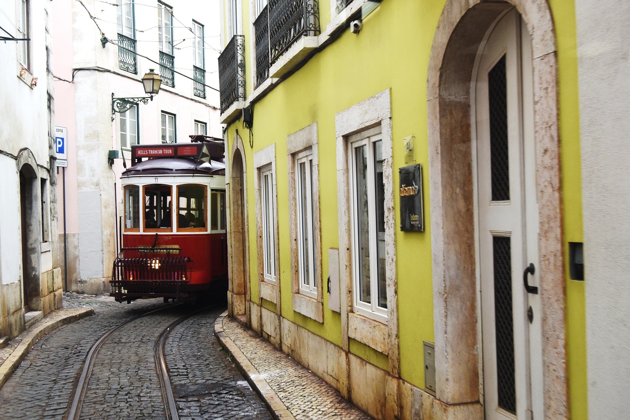 Un tram à l'ancienne à Lisbonne