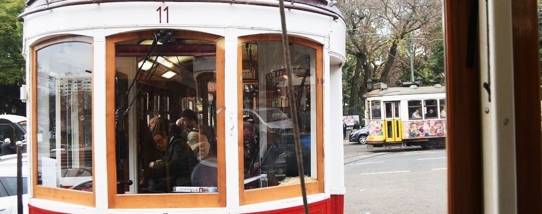 Un voyage sur mesure à bord du tram rouge