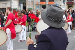 dame avec chapeau et oeillet