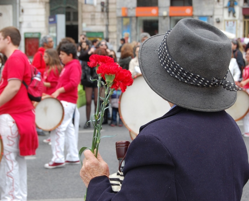 dame avec chapeau et oeillet