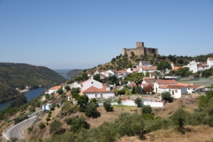 Le château de Belver surplombe le village du même nom