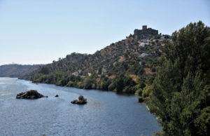 le Tage surplombé par le château fort de Belver