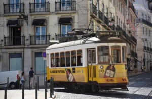Le tram 24 dessert le centre ville de Lisbonne  selon un axe nord sud