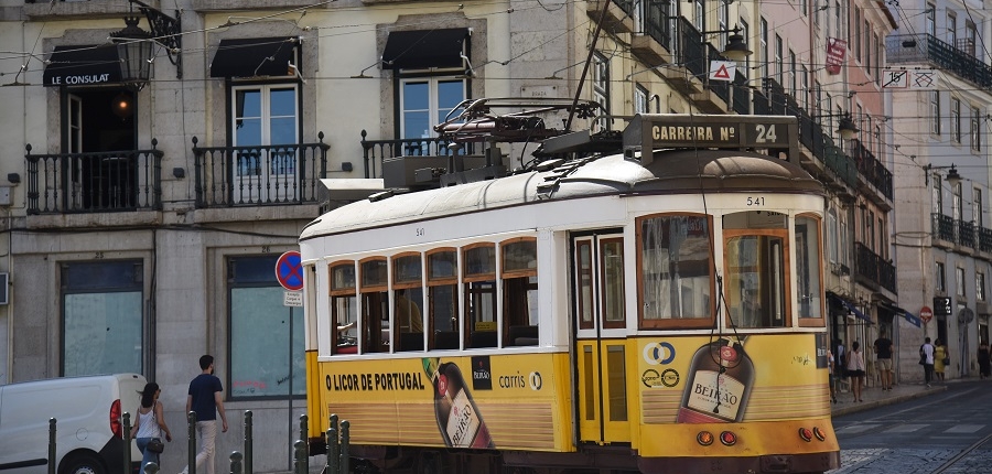 Le tram 24 dessert le centre ville de Lisbonne  selon un axe nord sud