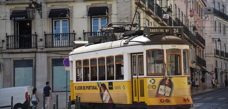 Le tram 24 dessert le centre ville de Lisbonne selon un axe nord sud
